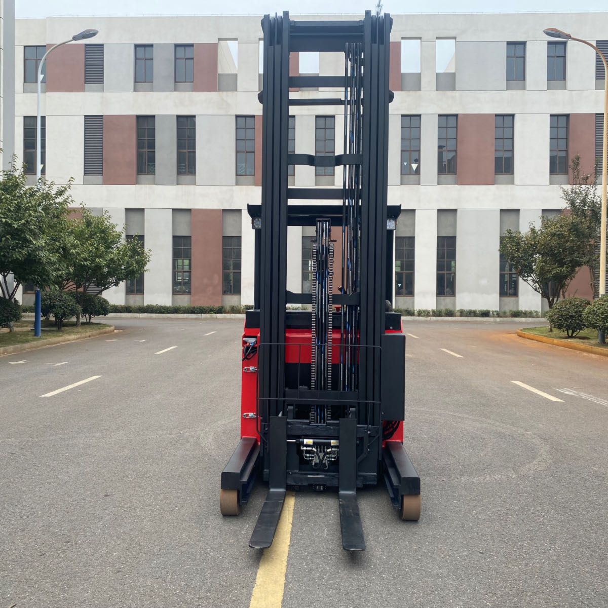 Lifting height 5 m 24 V 280 Ah battery Electric reach Truck forklift 1500 kg loading