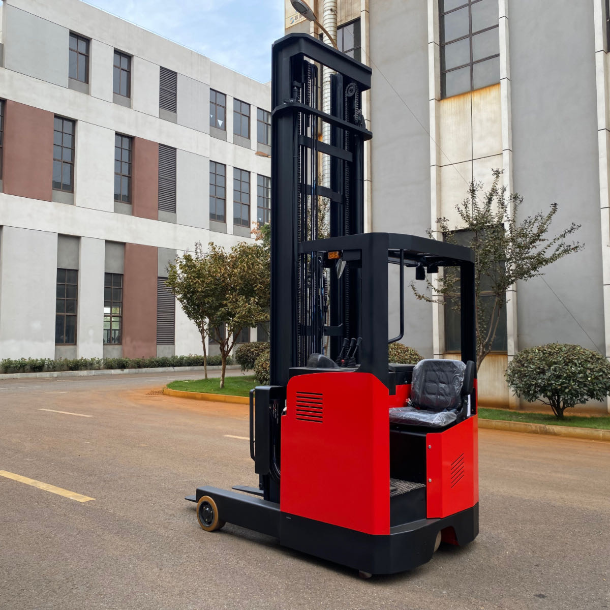 Lift height 6 m Capacity 1.5 tons Seat-mounted electric reach truck with high capacity battery