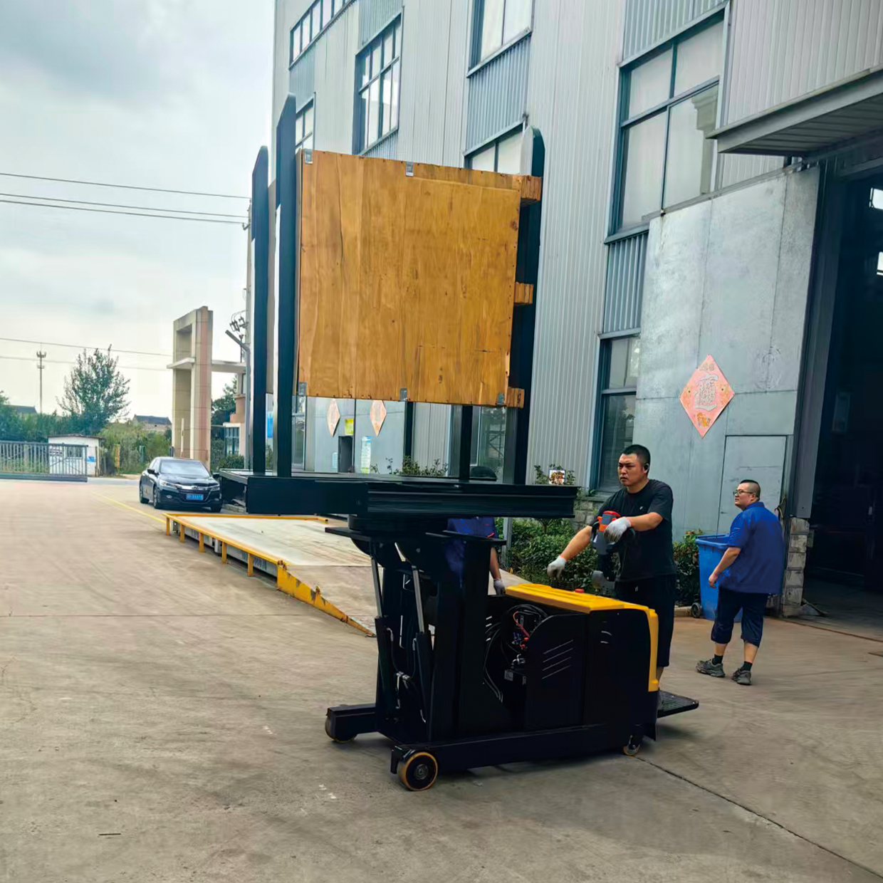 CE Certificated Full Electric Pile Turner Stacker 1Ton 1000kg 1000mm Lift With Rotation 360 Degree