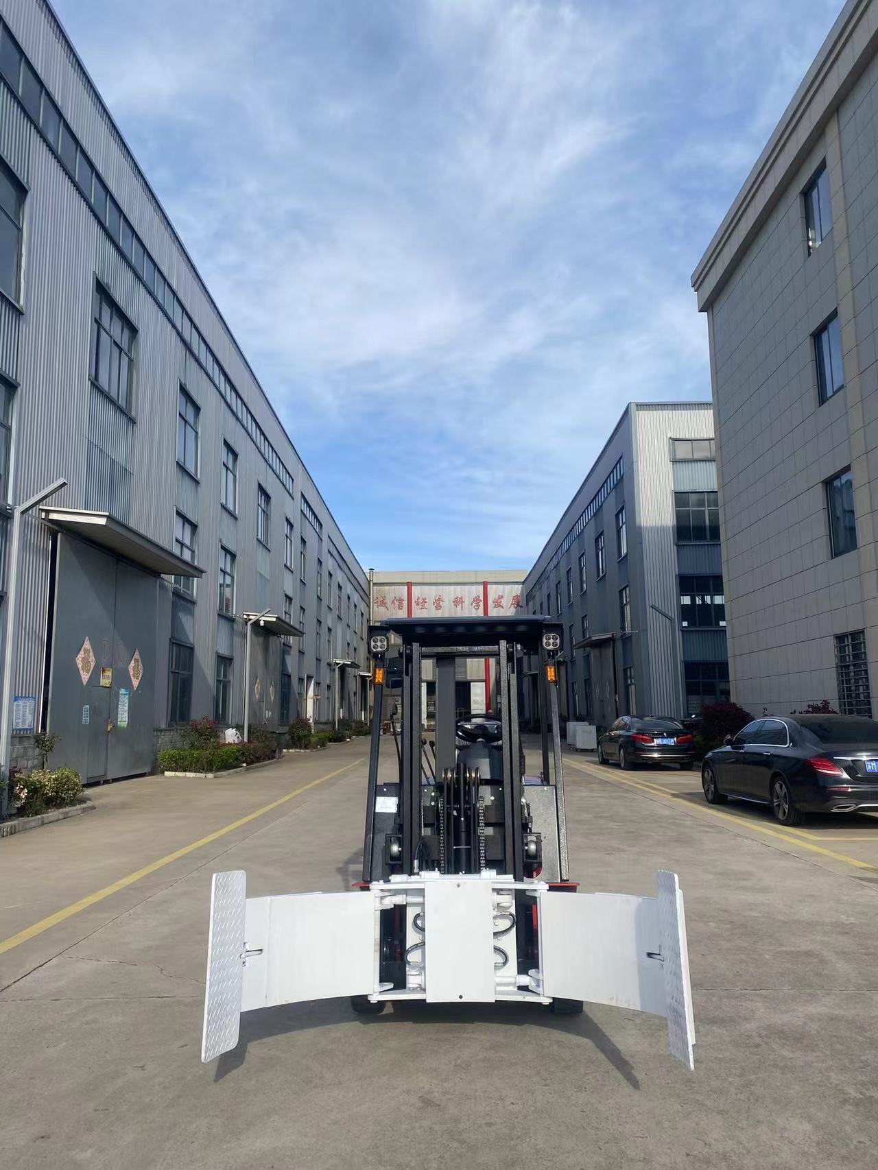 2 Ton 3 Ton 4 Wheel Electric Forklift Truck With Paper Roll Clamp Attachment